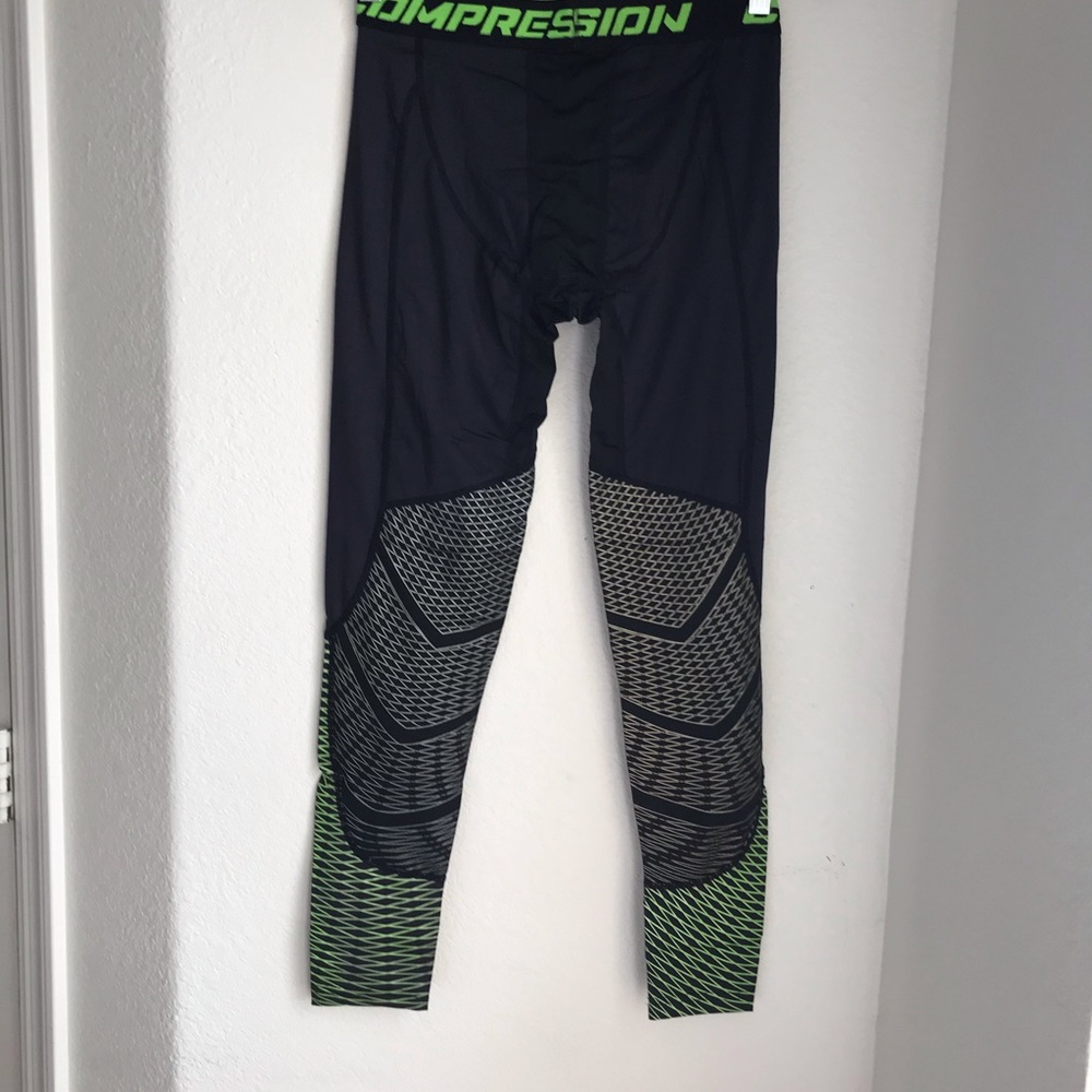 New Compression Leggings Sports Activewear Pants Men size Large Fits like Medium